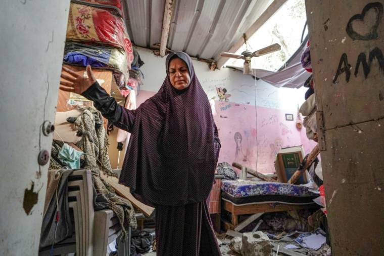 Une Palestinienne inspecte le 23 mai 2024 les dommages dans sa maison après une frappe israélienne à Nousseirat, dans le centre de la bande de Gaza, où une guerre oppose Israël au mouvement islamiste palestinien Hamas ( AFP / Bashar TALEB )