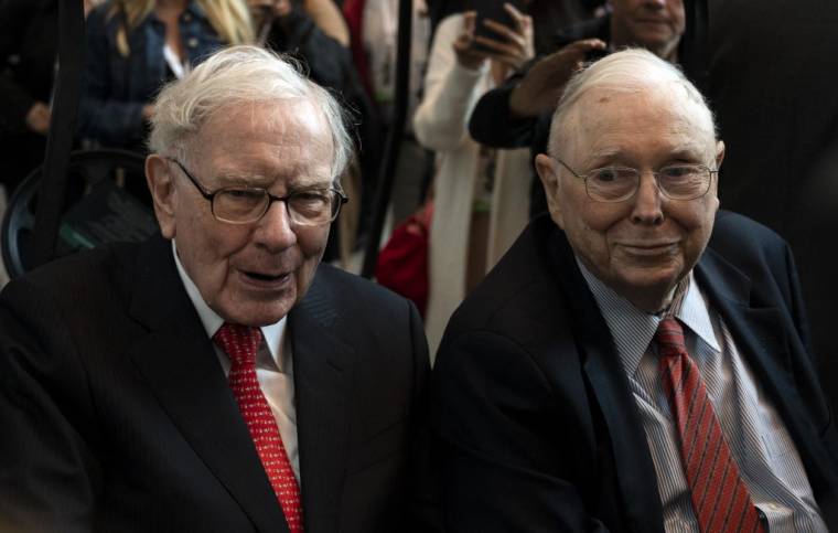 Warren Buffett (à gauche), PDG de Berkshire Hathaway, et le vice-président Charlie Munger assistent à l'assemblée annuelle des actionnaires 2019 à Omaha, Nebraska, le 3 mai 2019.  ( AFP / JOHANNES EISELE )