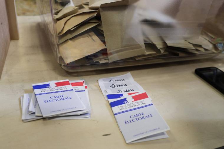 La proposition de Sacha Houlié, soutenue par la gauche, consiste à accorder le droit de vote aux étrangers extra-communautaires aux élections municipales (illustration) ( AFP / GEOFFROY VAN DER HASSELT )