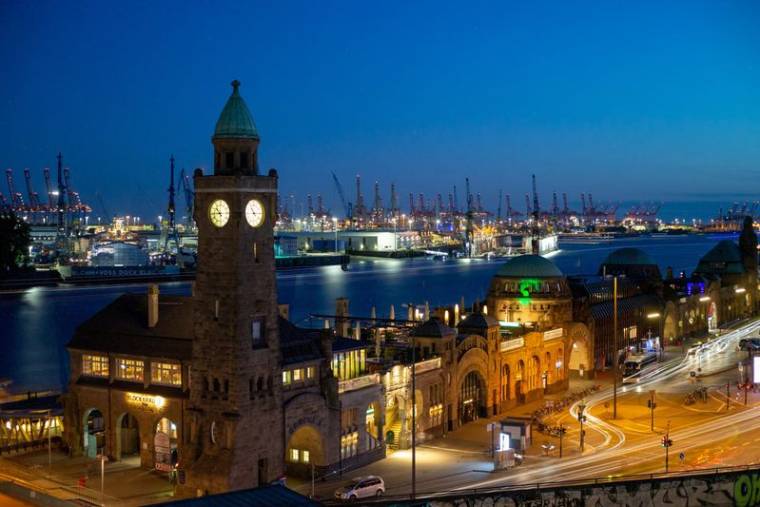 Une vue générale du port de Hambourg