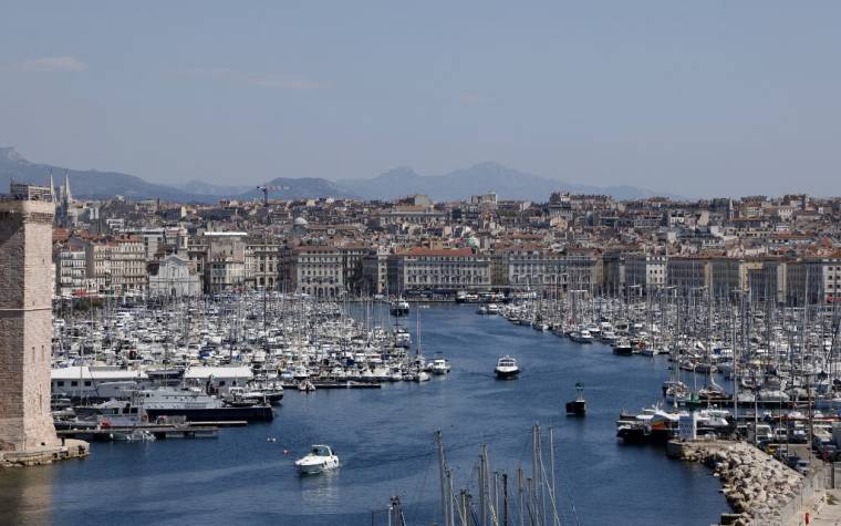 Vue sur le Vieux-Port de Marseille, le 16 avril 2022. ( AFP / LUDOVIC MARIN )