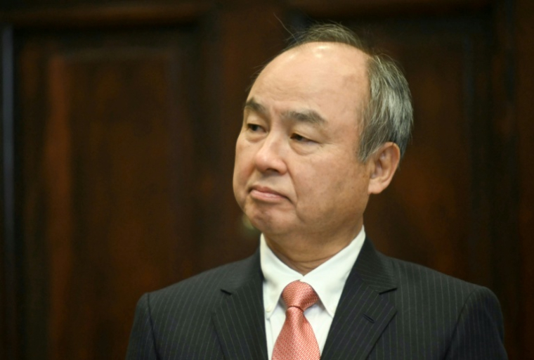 Masayoshi Son, président-directeur général de SoftBank, écoute le président américain Trump dans la salle Roosevelt de la Maison Blanche, le 21 janvier 2025 à Washington ( AFP / Jim WATSON )