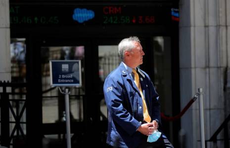 Un trader à l'extérieur de la Bourse de New York
