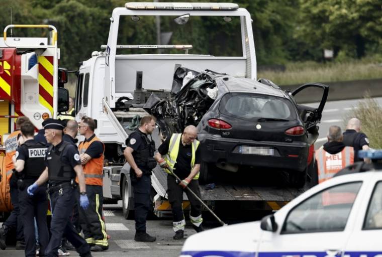 Une voiture impliquée dans un accident qui a fait quatre morts, dont trois policiers, le 21 mai 2023 près de Lille, dans le Nord ( AFP / Sameer Al-Doumy )