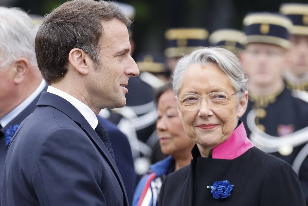 Emmanuel Macron et Élisabeth Borne à Paris, le 8 mai 2023. ( POOL / LUDOVIC MARIN )