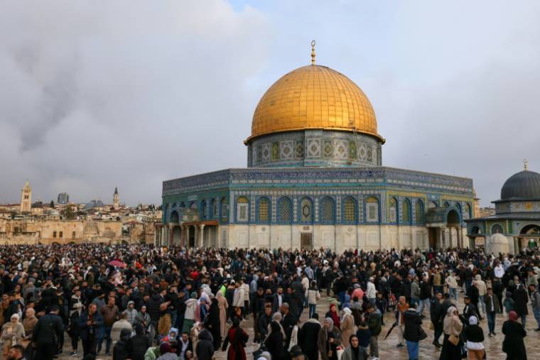 Pèlerins musulmans sur l'Esplanade des mosquées à Jérusalem, le 10 avril 2024 au premier jour de l'Aïd el-Fitr ( AFP / AHMAD GHARABLI )
