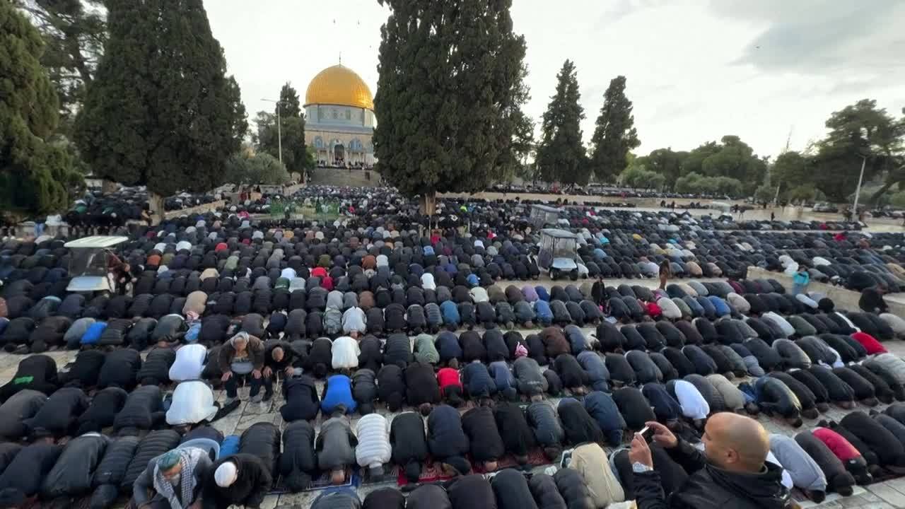 Prières matinales à l'Al-Aqsa de Jérusalem pour le début de l'Aïd