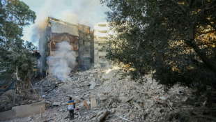 Des décombres laissés par une frappe israélienne dans la banlieue sud de Beyrouth, le 4 octobre 2024 ( AFP / Ibrahim AMRO )