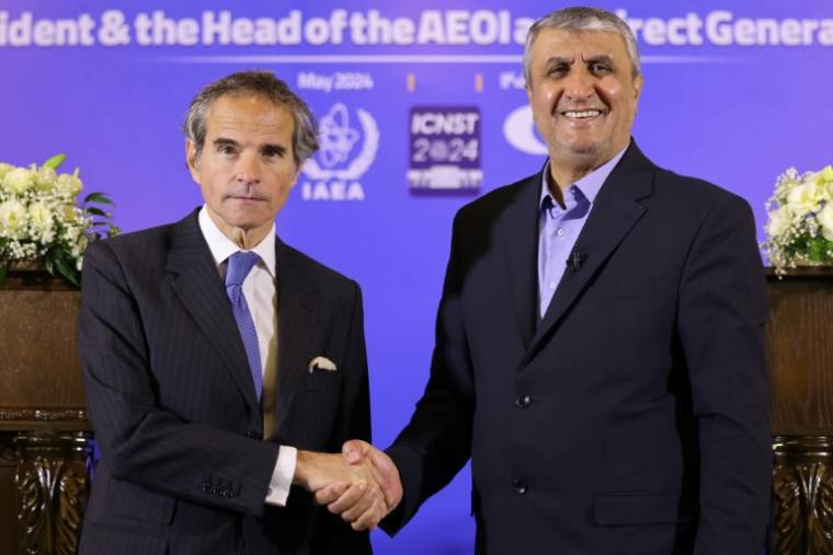 Le chef de l'Agence internationale de l'énergie atomique (AIEA), Rafael Grossi (g) et le chef de l'Organisation iranienne de l'énergie atomique (OIEA), Mohammad Eslami, le 7 mai 2024 à Isfahan, en Iran ( AFP / ATTA KENARE )