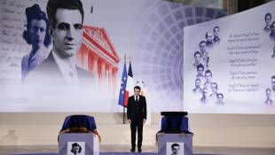 Le président Emmanuel Macron davant les cercueils de Missak Manouchian et de son épouse Melinee entrés au Panthéon, lors d'une cérémonie officielle, le 21 février 2024 à Paris ( POOL / Christophe PETIT TESSON )