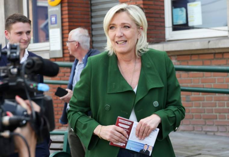 Marine Le Pen, du Rassemblement National, échange avec des habitants dans le cadre de la campagne pour les législatives à Courrieres, dans le Pas-de-Calais, le 21 juin 2024 ( AFP / Denis Charlet )