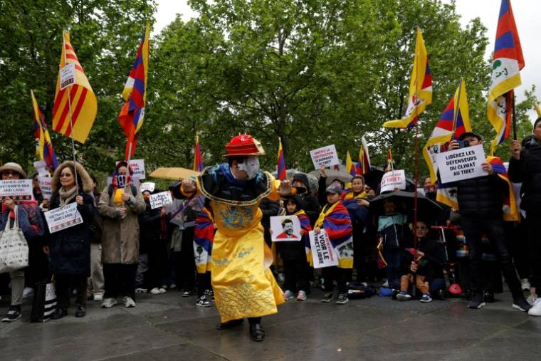 Manifestation de soutien au peuple tibétain et contre la venue en France du président chinois Xi Jinping, le 5 mai 2024 à Paris  ( AFP / Geoffroy VAN DER HASSELT )