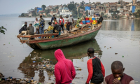 Des habitants quittent à bord d'une embarcation la ville de Bukavu, dans l'est de la République démocratique du Congo (RDC) le 21 février 2025 ( AFP / Luis TATO )