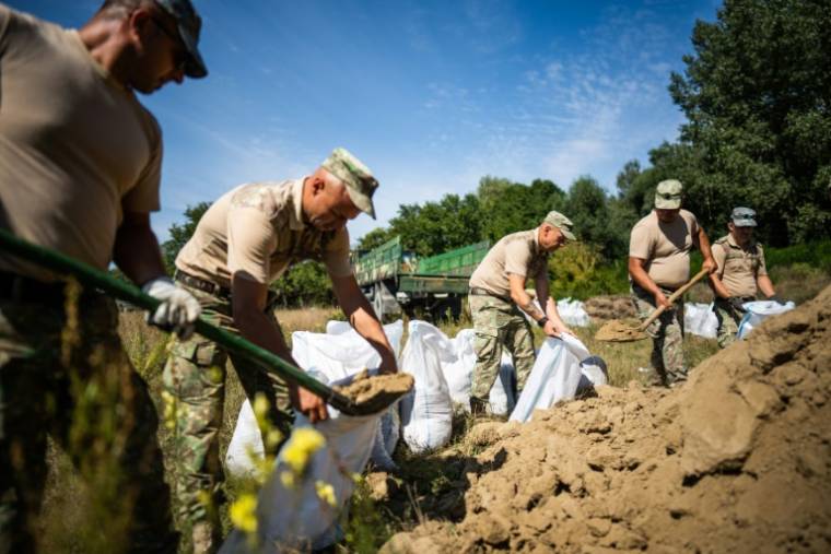 Des soldats construisent un abri dans le village de Plauru, le 12 septembre 2023 en Roumanie ( AFP / MIHAI BARBU )