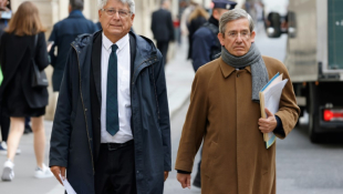 Le député du Nouveau Front Populaire, membre du parti de gauche La France Isoumise (LFI) et président de la commission des Finances Eric Coquerel (à gauche) et membre du Groupe Libertés, Indépendants, Outre-mer et Territoires (LIOT) et le député Charles de Courson (à droite) sortent de l'Hôtel de Matignon après une réunion pour réclamer les lettres plafonds fixant les crédits des ministères au titre du projet de budget 2025, à l'Assemblée nationale à Paris, le 17 septembre 2024 ( AFP / Ludovic MARIN )