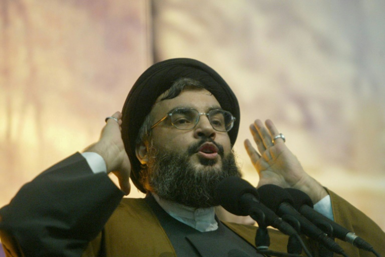 Le leader du Hezbollah Hassan Nasrallah, s'adresse à la foule dans la banlieue sud de Beyrouth, le 29 janvier 2004 ( AFP / Anwar AMRO )