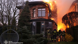 Photo prise et diffusée par les services d'urgence ukrainien le 21 novembre 2024 montre des pompiers après une attaque aérienne russe, à Dnipro, dans le centre-est de l'Ukraine ( State Emergency Service of Ukraine / Handout )