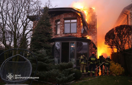 Photo prise et diffusée par les services d'urgence ukrainien le 21 novembre 2024 montre des pompiers après une attaque aérienne russe, à Dnipro, dans le centre-est de l'Ukraine ( State Emergency Service of Ukraine / Handout )