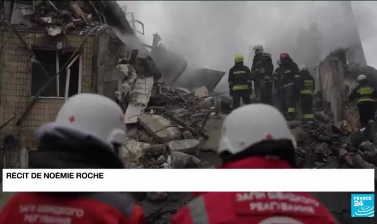Frappe russe à Dnipro : les secouristes continuent de fouiller les décombres