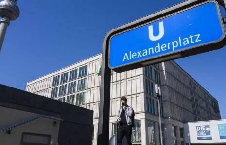 À Berlin, les consommateurs sont moins nombreux à faire du shopping sur l'Alexanderplatz, refroidis par l'inflation qui a culminé à 7,2% en avril. (© AFP)
