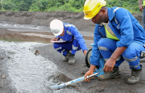 échantillon eau Eramet (Crédit:  / Eramet group médias)