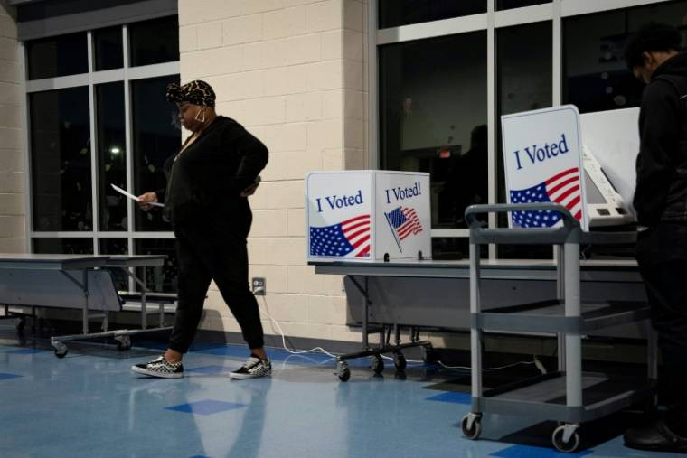 Une électrice vote à la primaire démocrate, le 3 février 2024 à West Columbia, en Caroline du Sud ( AFP / Allison Joyce )