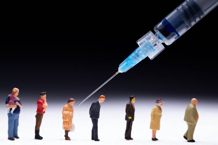 Le rappel vaccinal anti-Covid est ouvert à tous les adultes dès le 27 novembre. ( AFP / JOEL SAGET )