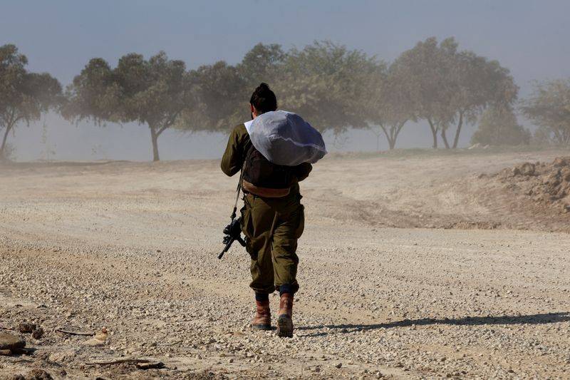 Un soldat israélien marche près de la frontière entre Israël et Gaza
