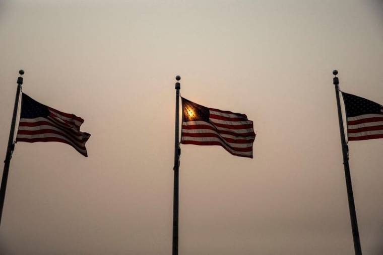 Des drapeaux américains flottent à Washington