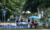 La police scientifique française sur le lieu de l'attaque au couteau qui s'est déroulée dans les Jardins de l'Europe, un parc d'Annecy, le 8 juin 2023 ( AFP / OLIVIER CHASSIGNOLE )