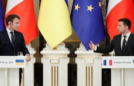 LA FRANCE VA INTENSIFIER SES LIVRAISONS D'ARMES À L'UKRAINE, DIT MACRON À ZELENSKY