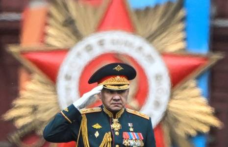 Sergueï Choïgou salue les troupes russes, le 9 mai 2024 à Moscou ( AFP / Alexander NEMENOV )