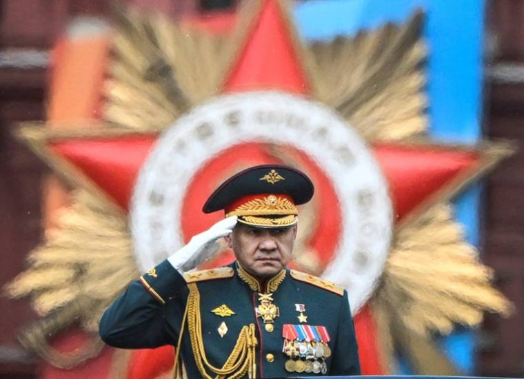 Le ministre russe de la Défense Sergueï Choïgou salue les troupes lors du défilé militaire du Jour de la Victoire sur l'Allemagne nazie, le 9 mai 2024 à Moscou ( AFP / Alexander NEMENOV )