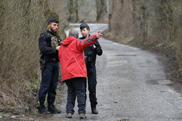Des gendarmes parlent avec un habitant du Haut-Vernet, village des Alpes-de-Haute-Provence près duquel des ossements correspondant au corps du petit Emile ont été retrouvés, le 31 mars 2024  ( AFP / NICOLAS TUCAT )