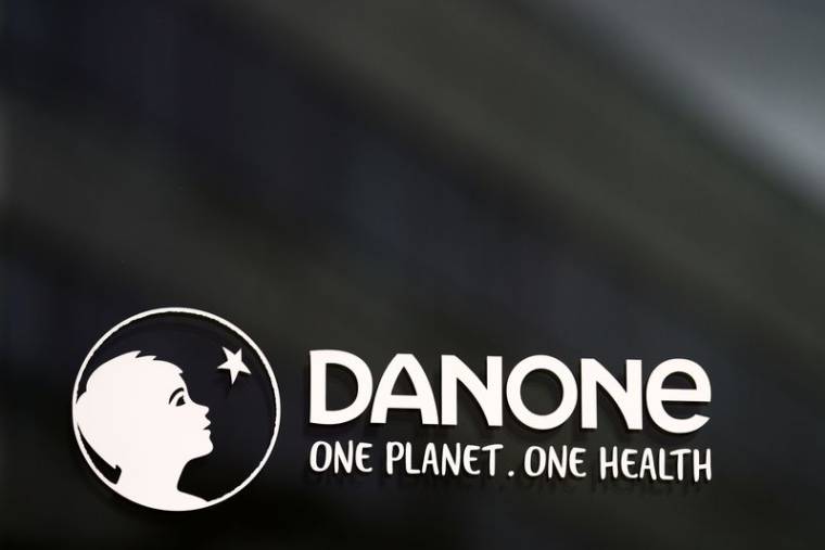 Logo du groupe Danone au siège de l'entreprise à Rueil-Malmaison