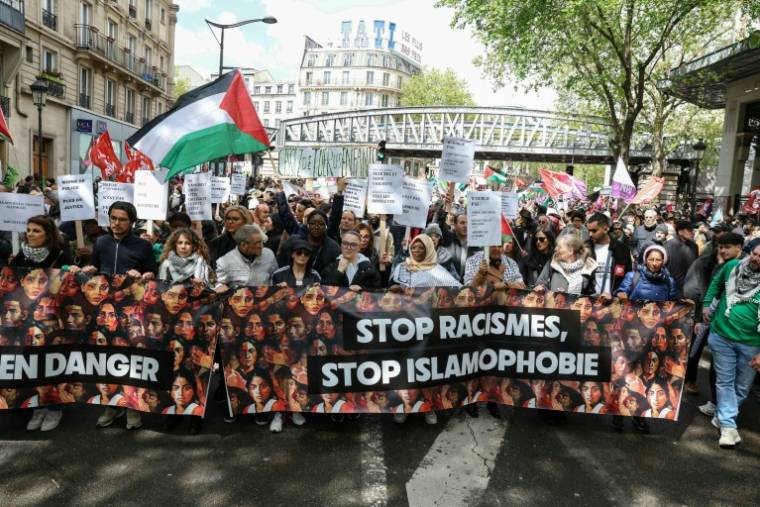 Manifestation "contre les racismes et l'islamophobie" dans le cadre d'une marche visant en particulier "les violences policières", le 21 avril 2024 à Paris ( AFP / Alain JOCARD )