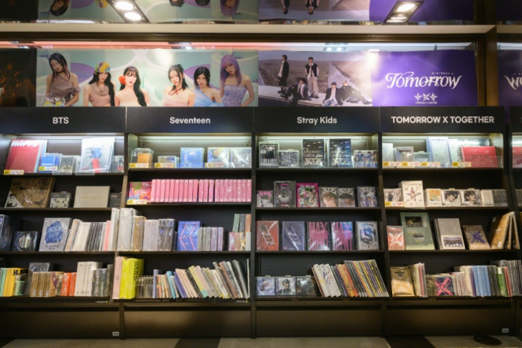 Des albums et marchandises en lien avec quatre groupes de K-pop le 22 novembre 2024 ( AFP / ANTHONY WALLACE )