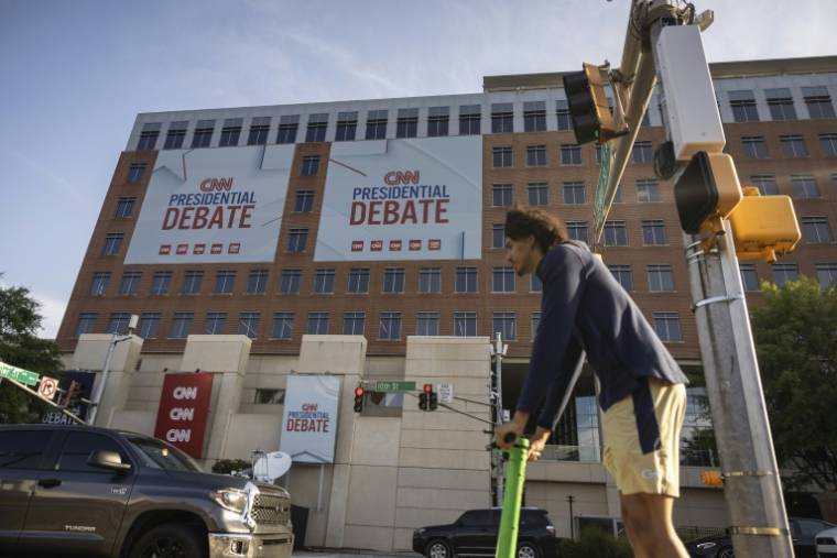 Des banderoles sur la devanture des studios de CNN faisant la promotion du premier débat de la campagne présidentielle américaine de 2024, à Atlanta (Géorgie), aux Etats-Unis, le 24 juin 2024 ( AFP / CHRISTIAN MONTERROSA )