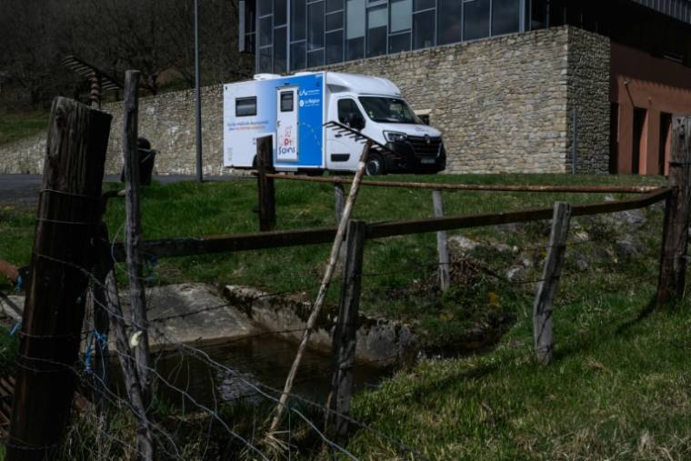 Le véhicule médical "Opti'soins" à Condat, dans le Cantal, le 28 mars 2024 ( AFP / JEAN-PHILIPPE KSIAZEK )