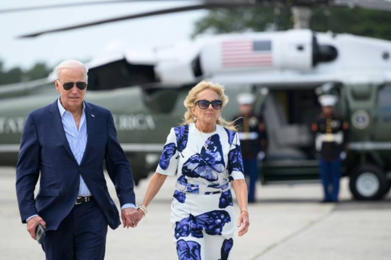 Le président américain Joe Biden et son épouse Jill Biden quittent Marine One pour monter à bord d'Air Force One à l'aéroport Francis S. Gabreski de Westhampton Beach, dans l'Etat de New York, le 29 juin 2024 ( AFP / Mandel NGAN )
