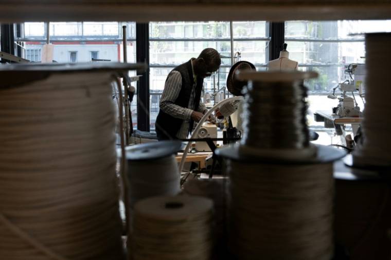 Un homme au travail à la manufacture Berlier, qui se rêve en temple de la mode circulaire, le 24 mai 2023 à Paris ( AFP / ALAIN JOCARD )
