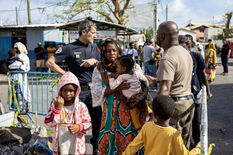 Des policiers français à l'embarquement d'un bateau entre Dzaoudzi, à Mayotte, et les Comores, le 28 décembre 2024 ( AFP / PATRICK MEINHARDT )