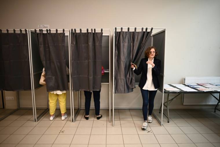 La tête de liste écologiste aux Européennes, Marie Toussaint, quitte l'isoloir aprtès avoir voté aux élections européennes, le 9 juin 2024 à Bordeaux ( AFP / Christophe ARCHAMBAULT )