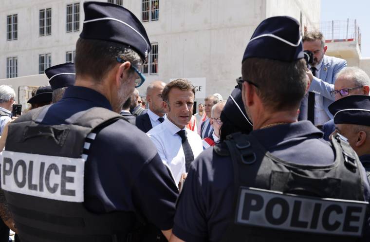 Emmanuel Macron, en visite à la prison des Baumettes, à Marseille, le 26 juin 2023 ( POOL / Ludovic MARIN )