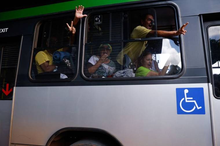 Des partisans de l'ancien président brésilien Jair Bolsonaro quittent l'Académie nationale de la police fédérale