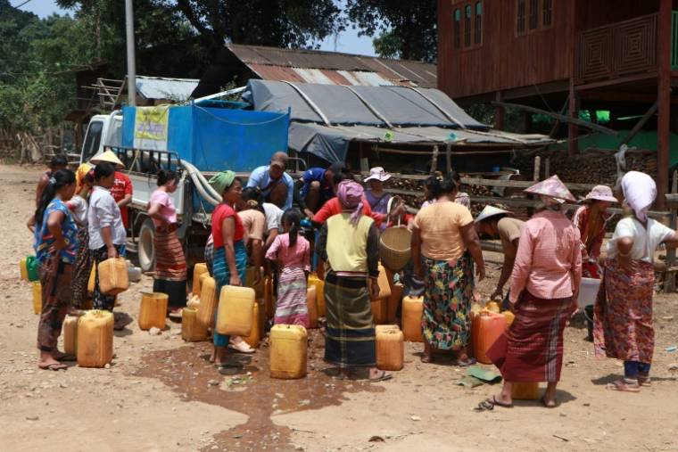 Distribution d'eau potable dans un camp de personnes déplacées à Demoso, dans l'État de Kayah, le 29 avril 2024 dans l'est de la Birmanie  ( AFP / STR )