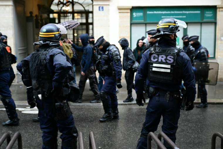 Des policiers anti-émeute en position en marge d'un rassemblement d'étudiants en soutien au peuple palestinien après l'évacuation par la police d'un campement devant l'université de la Sorbonne, le 2 mai 2024 à Paris ( AFP / MIGUEL MEDINA )
