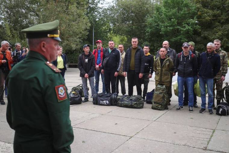 Un militaire russe s'adresse aux réservistes dans la ville de Voljski, en Russie