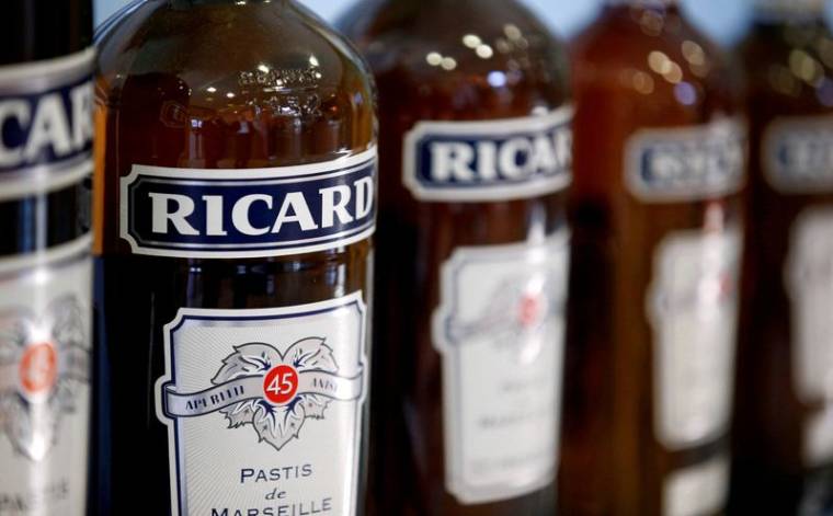 De Ricard Bastis-flessen werden gefotografeerd in de Ricard-productie-eenheid in Lourmont, in de buurt van Bordeaux