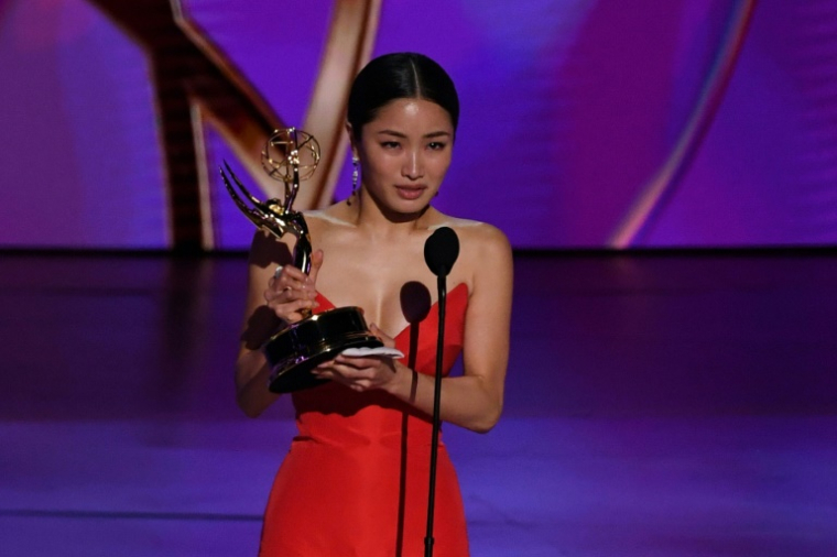 L'actrice japonaise Anna Sawai reçoit le prix de la meilleure actrice dans une série dramatique pour "Shogun", aux 76e Emmy Awards, le 15 septembre 2024 à Los Angeles ( AFP / VALERIE MACON )